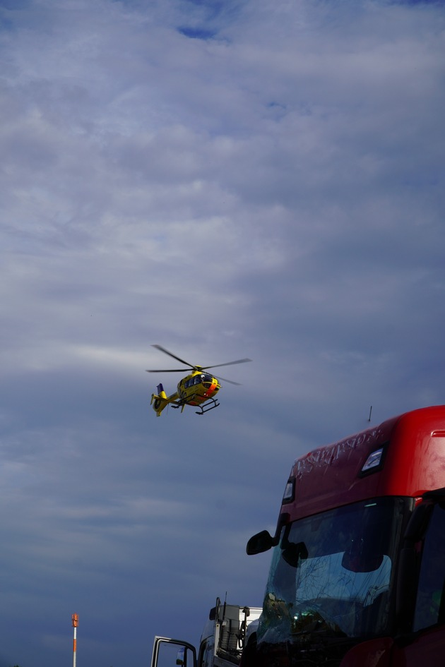 API-TH: Sattelzug fährt ungebremst auf das Stauende auf