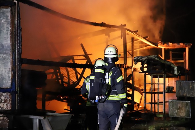 FW-SE: Gebäudebrand auf ehemaligen Firmengelände