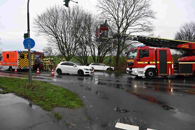 FW Pulheim: Verkehrsunfall zwischen Brauweiler und Geyen