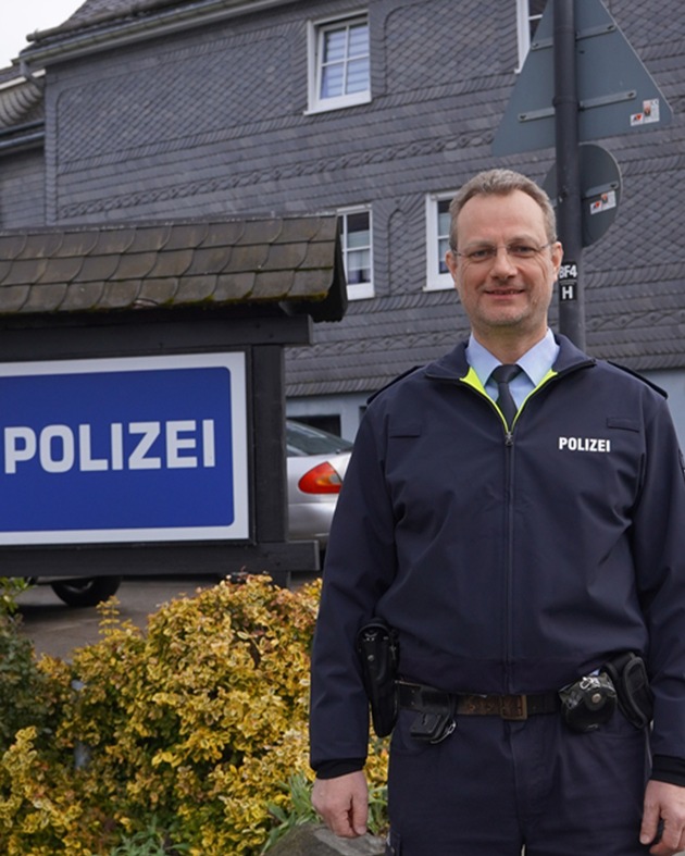 POL-HSK: Neuer Wachleiter für die Polizeiwache Schmallenberg: Polizeihauptkommissar Bernd Waldow übernimmt Verantwortung