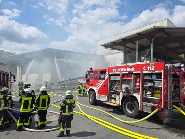 FW-AR: Brennendes Förderband beschäftigt Feuerwehr stundenlang