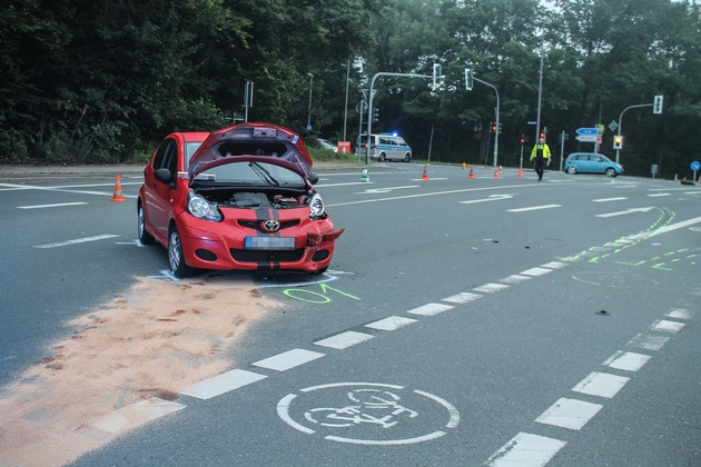 POL-BO: In Bochum-Querenburg: Auto überschlägt sich, zwei Fahrer (26, 45) werden verletzt