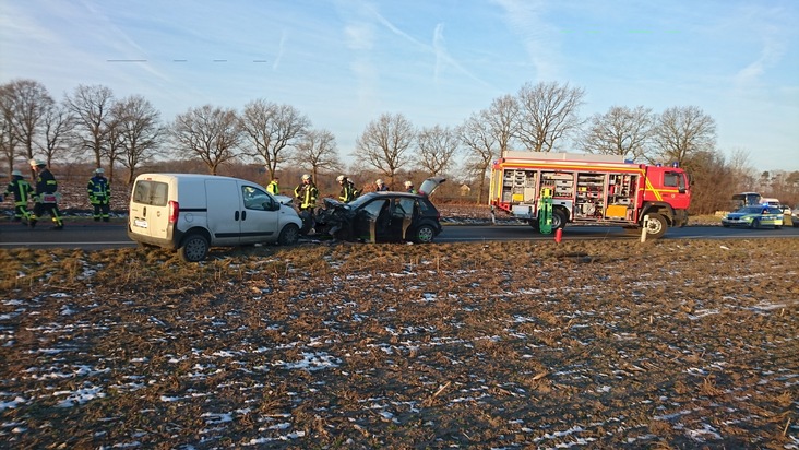 FW Lage: Verkehrsunfall zwischen 2 Fahrzeugen - 27.01.2017 - 8:27 Uhr