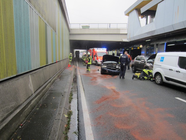 FW-MH: Verkehrsunfall A40 mit vier beteiligten Fahrzeugen