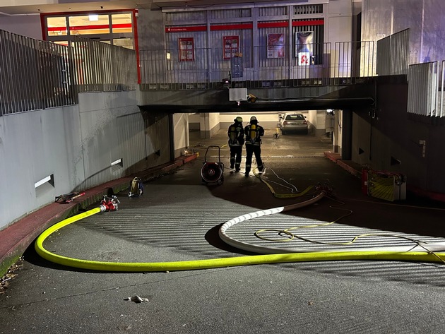 FW Rösrath: Feuerwerk verursacht Rauchentwicklung in Tiefgarage