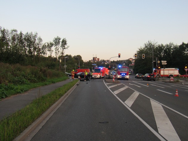 POL-ME: Schwerer Verkehrsunfall nach Rotlichtverstoß - Velbert - 2109024