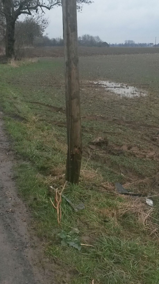 FW-KLE: Nach Verkehrsunfall Telefonmast umgelegt