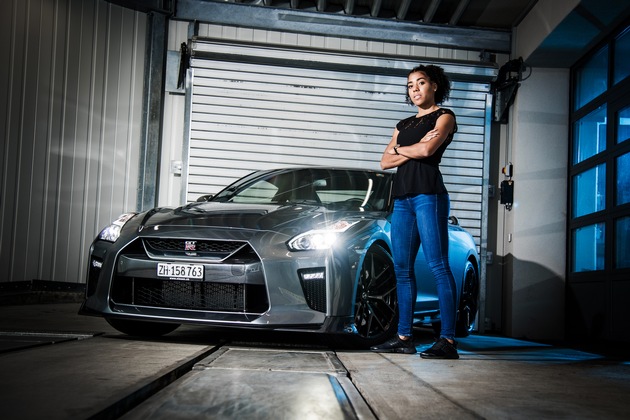 Die schnellste Frau der Schweiz startet durch / Mujinga Kambundji fährt jetzt Nissan GT-R