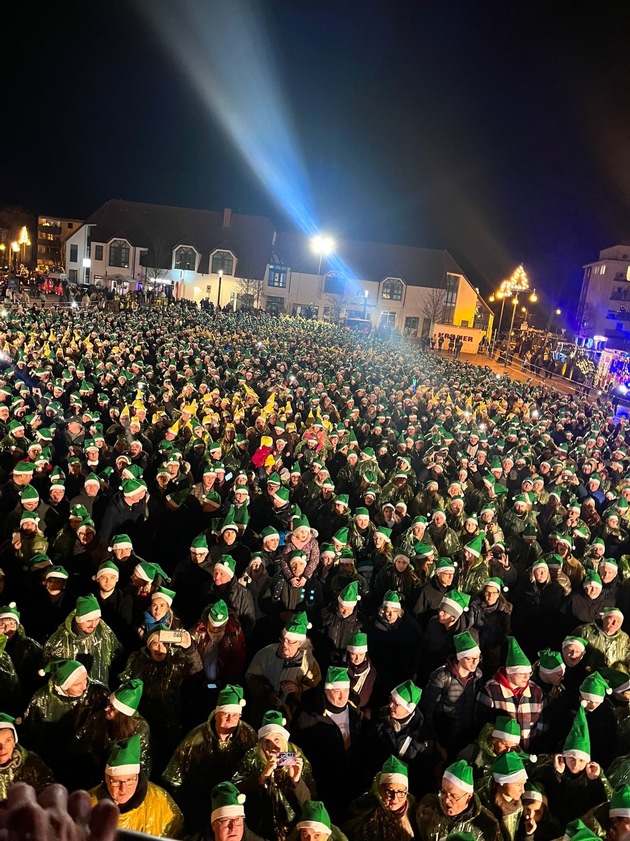 Waltrop holt Weltrekord aus Indien nach Deutschland &ndash;  4.812 Menschen formen riesige Weihnachtsbaum-Abbildung