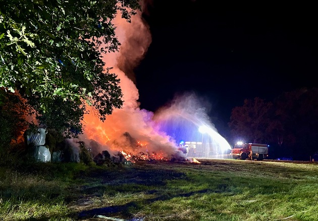 FW Osterholz-Scharm.: 10 Ortsfeuerwehren bekämpfen Brand von 500 Heuballen