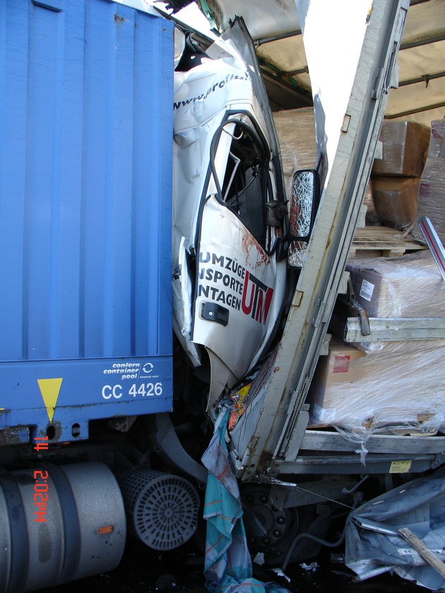 POL-WL: Lkw fährt in Stauende auf der Autobahn, ein Schwerverletzter, vier Leichtverletzte und hoher Sachschaden