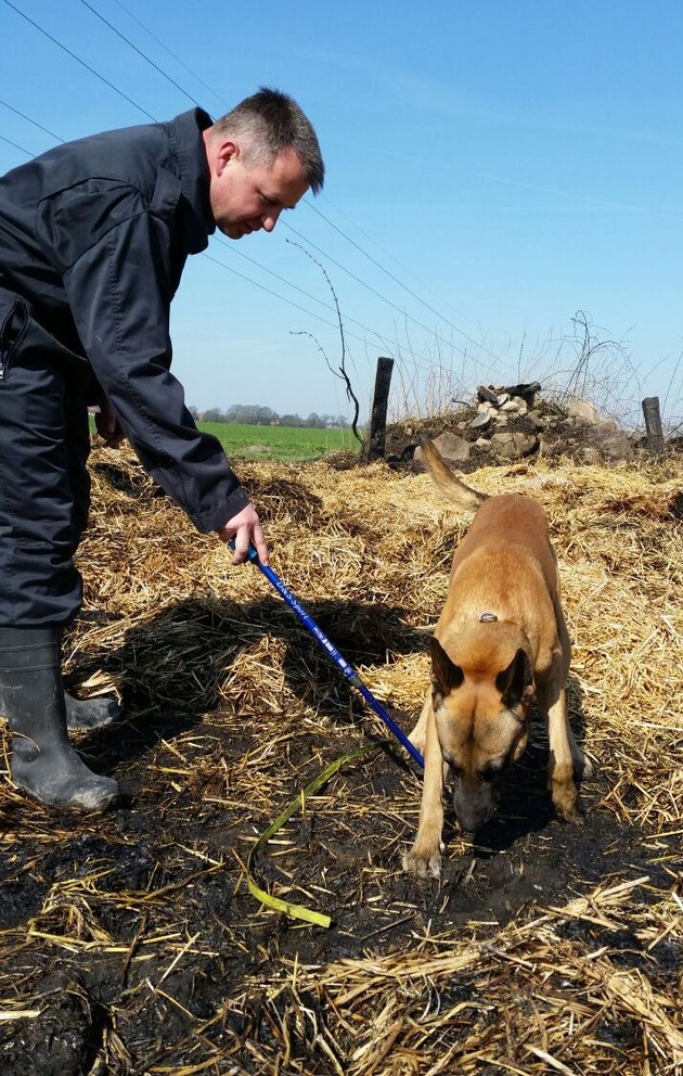 POL-H: Zeugenaufruf!
Neustadt: Unbekannte zünden Strohballen an