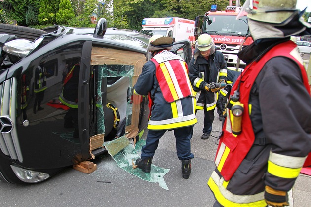 FW-E: Verkehrsunfall, Fahrzeug liegt auf der Seite, eine Person schwer verletzt