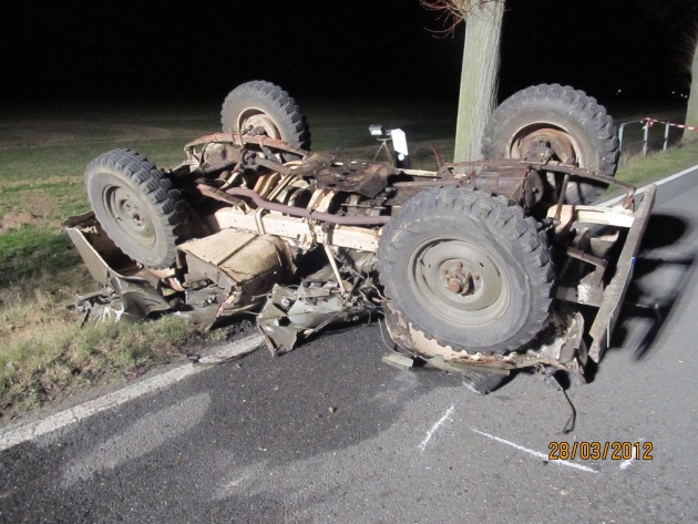 POL-HOL: Tödlicher Verkehrsunfall zwischen Bevern und Forst: 55-jähriger Jeep-Fahrer an Unfallstelle verstorben  - Mit Anbaugerät eines entgegenkommenden Traktors kollidiert -