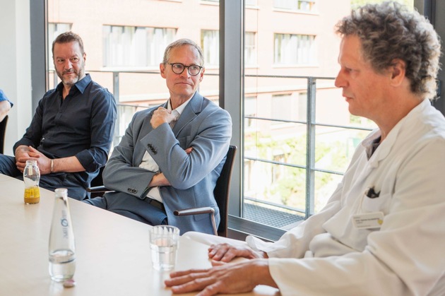 Mehr als medizinische Versorgung: Michael Müller, Regierender Bürgermeister a. D., und Autor Florian Schwiecker besuchen den ICKE Verein und die Kinderklinik am Helios Klinikum Berlin-Buch