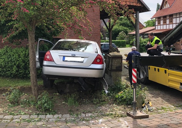 POL-HI: Verkehrsunfall in der Ortsdurchfahrt Breinum; Pkw landet im Vorgarten