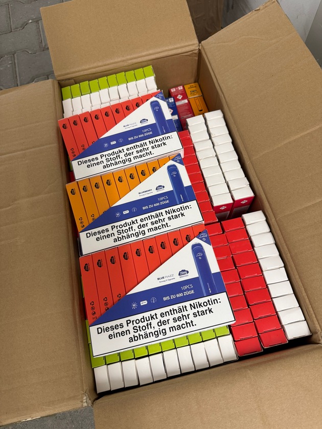 ZOLL-E: Zollfahndung Essen - Schlag gegen mutmaßlich illegalen E-Zigaretten Handel - mehrere tausend E-Zigaretten und über 70.000 Euro Bargeld sichergestellt
