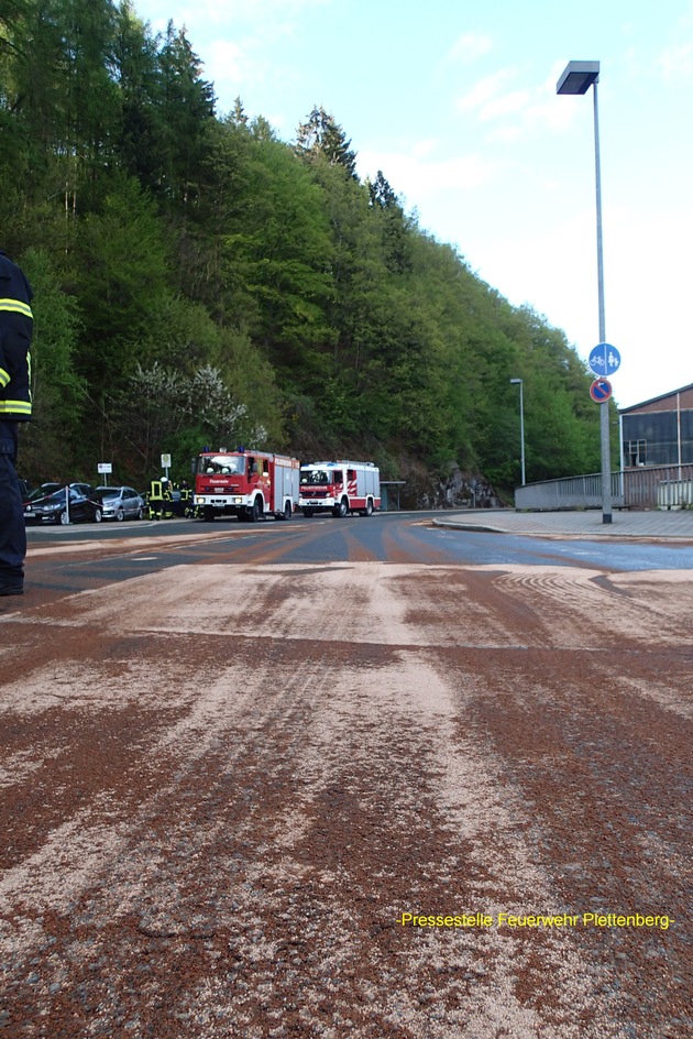 FW-PL: LKW verliert in Plettenberg aus undichtem Tankdeckel
Dieselkraftstoff. Hauptwache, Löschgruppe Stadtmitte und Löschgruppe Ohle im Einsatz