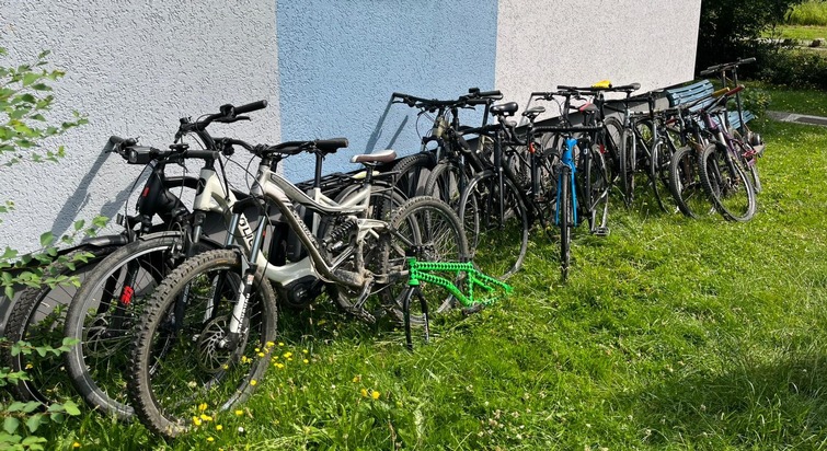 POL-GÖ: (203/2025) Göttingen: Zufallsfund bei Durchsuchung in anderer Sache - Polizei entdeckt dreizehn Räder und zwei E-Scooter in Wohnhaus in der Weststadt, Ermittlungen dauern an