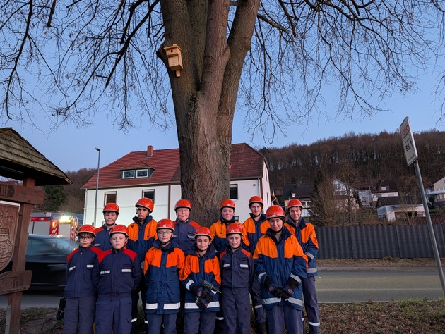 FW Beverungen: Jugendfeuerwehr Herstelle engagiert sich im Naturschutz / Zw&ouml;lf Vogelnisthilfen f&uuml;r die heimische Natur