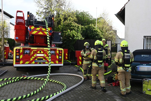 FW Pulheim: Wohnungsbrand greift auf Dachstuhl über