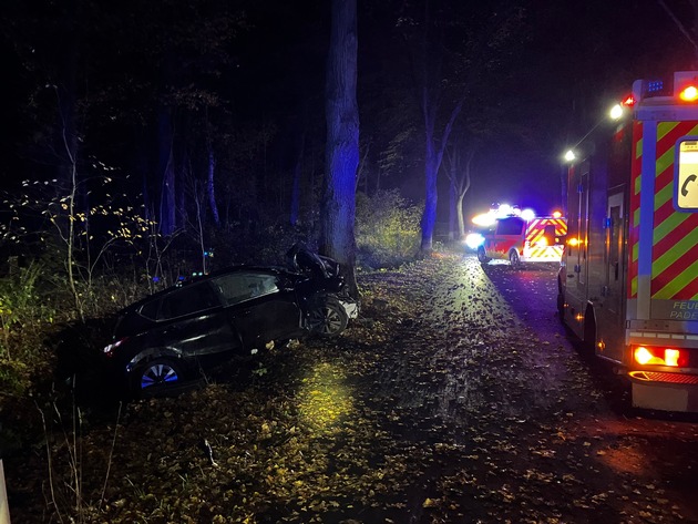 FW Paderborn: Verkehrsunfall in Paderborn-Sande Zwei Verletzte nach Frontalaufprall gegen Baum
