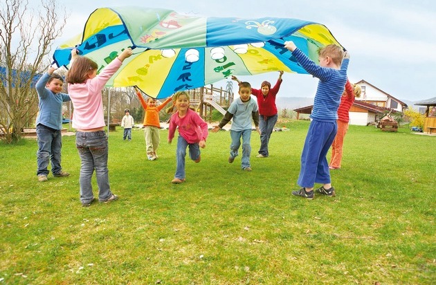 JAKO-O: Betreuungsschlüssel: Masse statt Klasse / Geht der Kita-Ausbau auf Kosten der Qualität? / Ein Beitrag der JAKO-O Initiative "Lasst Kinder einfach Kinder sein" zum neuen Kinderförderungsgesetz (BILD)