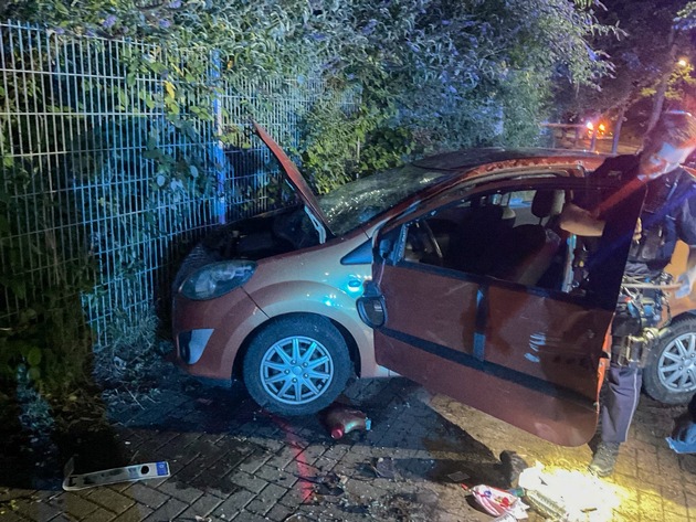 FW-DO: Fahrer nach Überschlag in Fahrzeug eingeschlossen - Feuerwehr befreit Verletzten