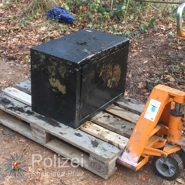 POL-PPWP: Tresor und Munition bei Taucheinsatz gefunden