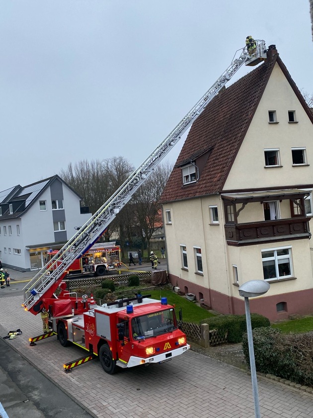 FW Lügde: Kaminbrand-Wohngebäude verraucht