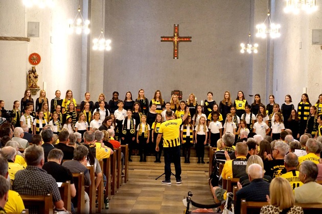 Schwarz-gelbe Gottesdienstgemeinde feiert Saisonauftakt - Letzte Feier vor dem Umbau der Dreifaltigkeitskirche mit großer Beteiligung