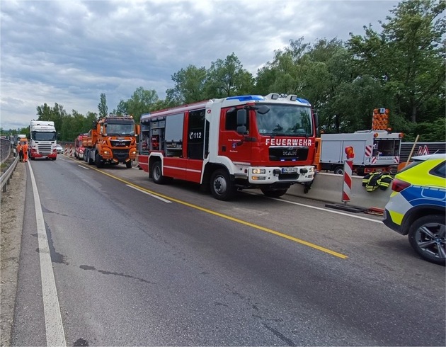 FW Reichenau: Nach Unfall läuft aus LKW-Tank Diesel aus, B33, Tunneleinfahrt Reichenau-Waldsiedlung, 16.05.2024
