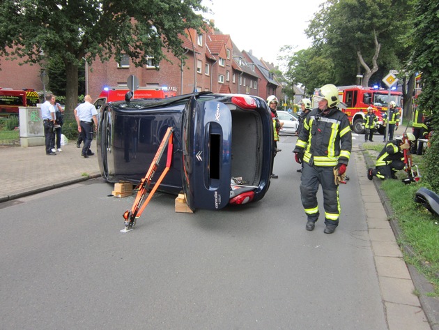 FW-GE: Unruhiger Donnerstagvormittag für die Feuerwehr Gelsenkirchen. / Verkehrsunfall mit eingeklemmter Person in Resse, Küchenbrand in Buer-Mitte und Pkw Brand in Hassel.