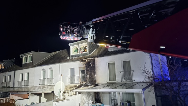 FW Düren: Brand eines Anbaus greift auf Fassade über