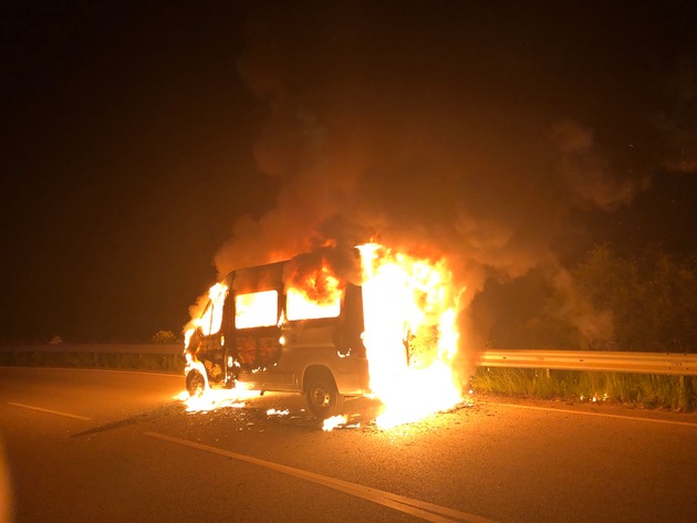 POL-PDKH: Fahrzeugbrand ohne verletzte Personen