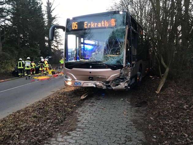 FW-Erkrath: Schwerer Verkehrsunfall zwischen Linienbus und Pkw - Schwer verletzte Pkw-Fahrerin per Rettungshubschrauber ins Krankenhaus