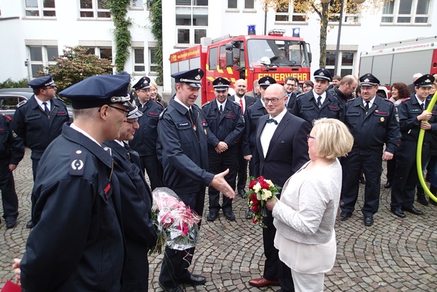 FW-PL: Stellvertretender Feuerwehrchef &quot;Winni&quot; Hüsken und seine Lebensgefährtin Tanja Stüken gaben sich vor dem Standesamt in Plettenberg das Ja-Wort. Großaufgebot der Feuerwehr am Rathaus.
