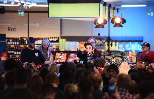 Musiker Fargo rockt ALDI SÜD Filiale