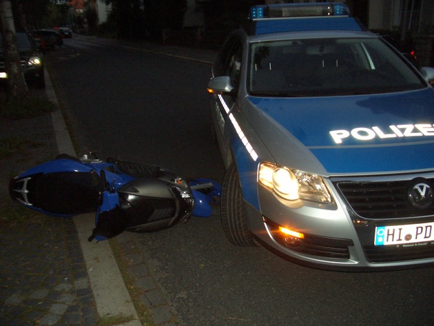 POL-HI: Rollerfahrer flüchtet vor Polizeikontrolle Verfolgungsfahrt endet mit Unfall