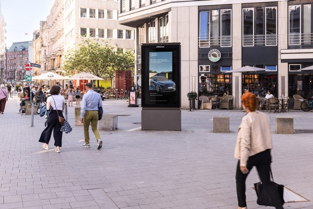 AUDI begeistert für E-Mobilität mit 3D-Effekt auf DOOH-Screens von WallDecaux - Kampagne für den Audi Q6 e-tron von PHD, MPX und WallDecaux