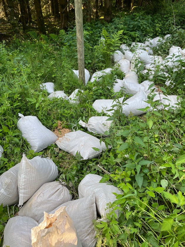 POL-UL: (BC) Hochdorf - Müll entsorgt / Mehrere Säcke mit Müll entdeckte ein Zeuge am Mittwoch in einem Wald bei Hochdorf.