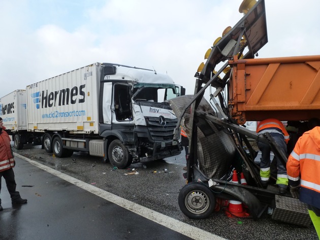 POL-WL: Schwerer Verkehrsunfall auf der Autobahn 1 +++ Lkw - Fahrer im Führerhaus eingeklemmt