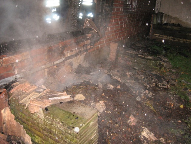 POL-HOL: Deensen - OT Braak: Unterstellplatz in Flammen aufgegangen - Wohnwagen und Gartengeräte beschädigt -