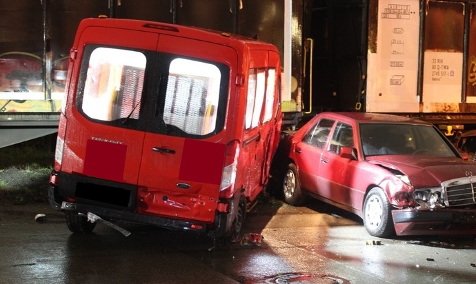 POL-MI: Kleinbus kollidiert mit Güterzug