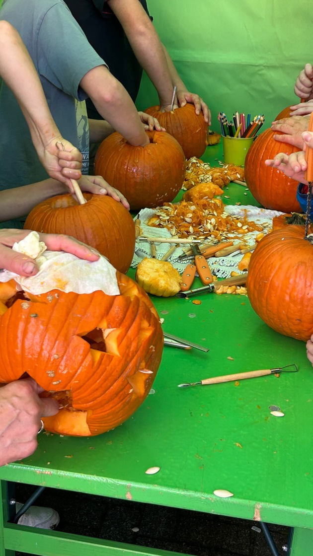 Presseinformation: Halloween und Umweltschutz mit Erdgas Südwest beim Naturparkmarkt in Kürnbach