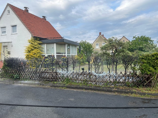 FW Celle: Aufmerksame Nachbarn verhindern Brandausbreitung - Heckenbrand am Nachmittag!