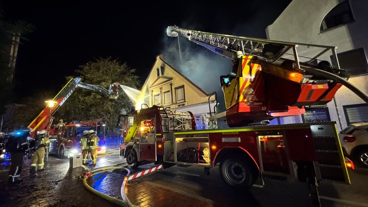 FW Bremerhaven: Dachstuhlbrand in ehemaligem Wohn- und Geschäftsgebäude