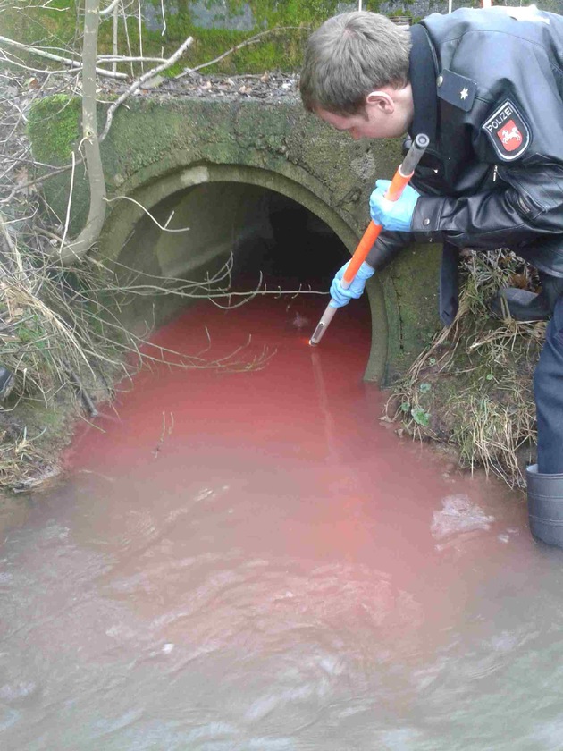 POL-HOL: Stadtoldendorf - Eberbach: Verdacht der Gewässerverunreinigung  - Roter Farbstoff landete im Eberbach -