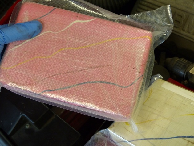ZOLL-E: 12 Kilogramm Kokain auf der Durchreise
- Zoll beschlagnahmt 12 kg Kokain verbaut im Motorraum