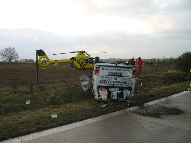 POL-WL: Schwerer Verkehrsunfall mit anschließender Ladung von 2 Rettungshubschraubern an der AS Evendorf RF Hamburg